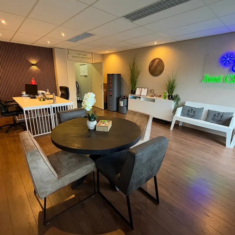 Showroom van Just Clima met neonlogo
