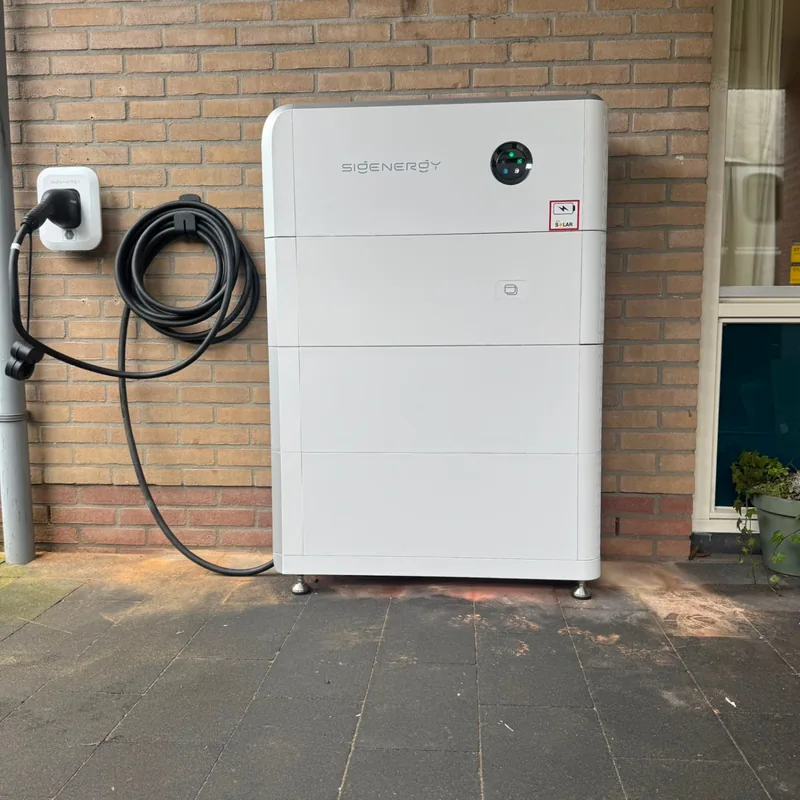 Sigenergy SigenStor thuisbatterij buiten tegen gevel